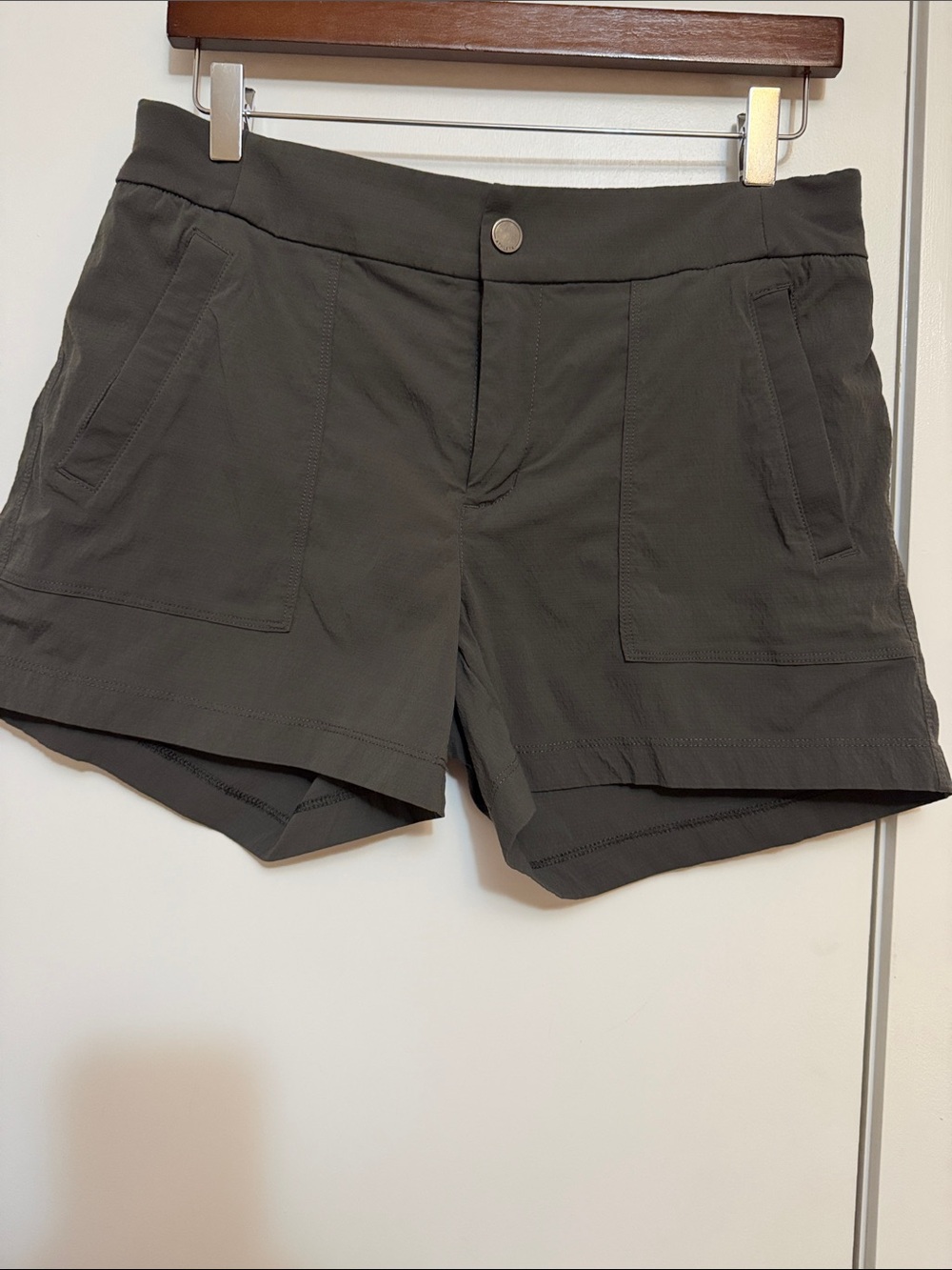 Athleta Olive Green Utility Pocket Active Shorts size 8